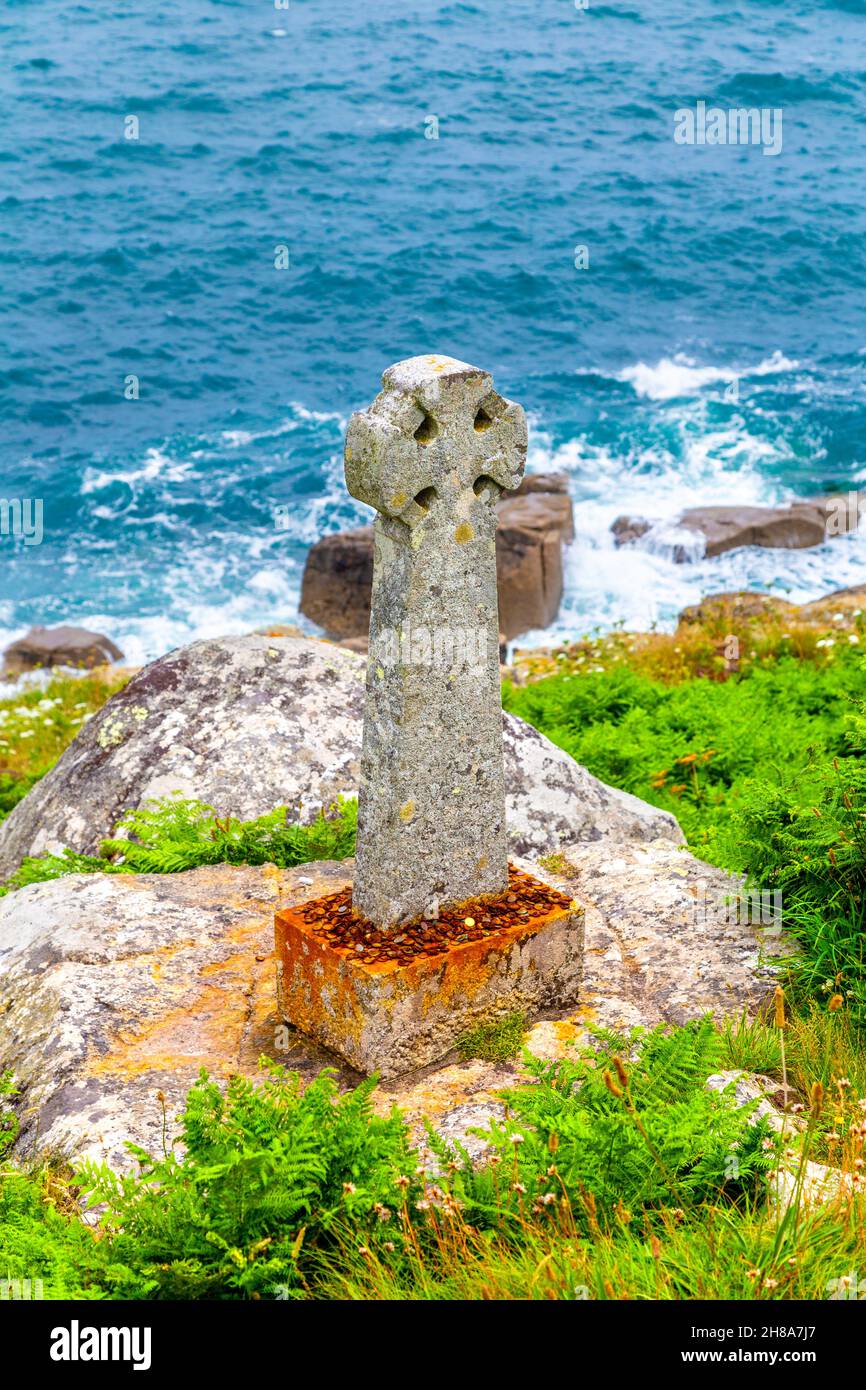 Croix celtique commémorant la mort de David Wordsworth Watson, qui est tombé des falaises de Carn Mellyn en 1873 près de Lamorna Cove, Cornwall, Royaume-Uni Banque D'Images