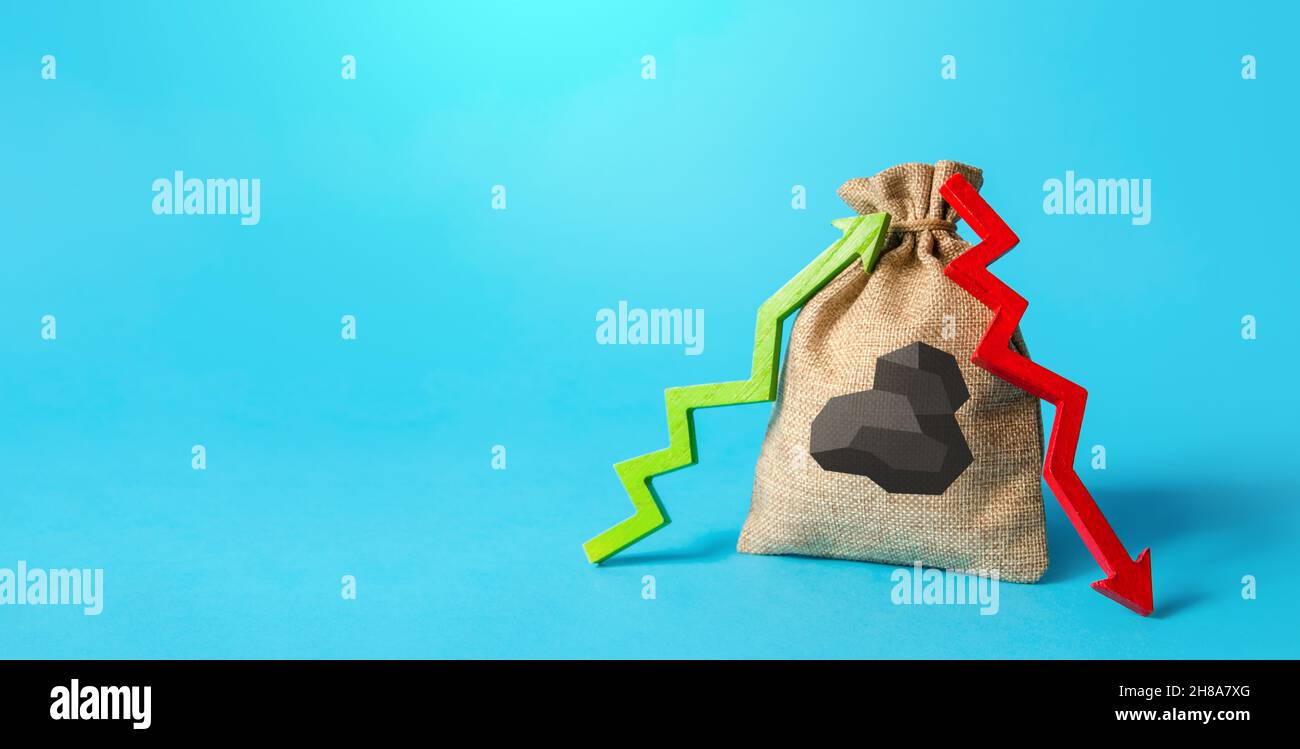 Sac avec charbon et flèches vers le bas.Crise énergétique.Les prix élevés instables du charbon pour produire de l'électricité.Éviter les combustibles fossiles et la réduction Banque D'Images