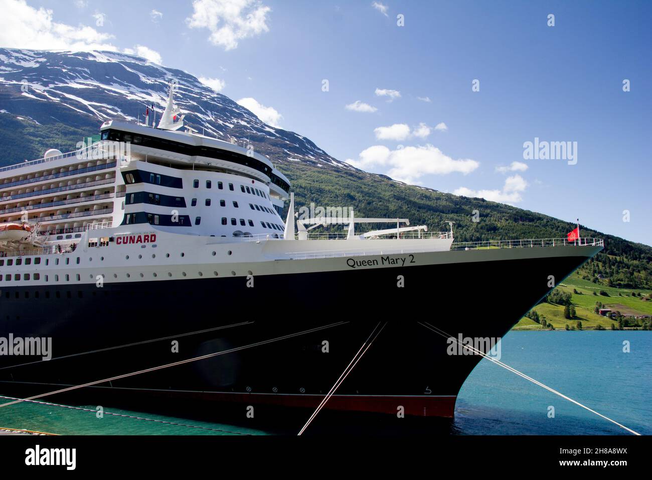 Le Cunard Liner Queen Mary 2 amarré à Olden dans le Nordfjorden, en Norvège.Comté de Sogn og Fjordane. Banque D'Images