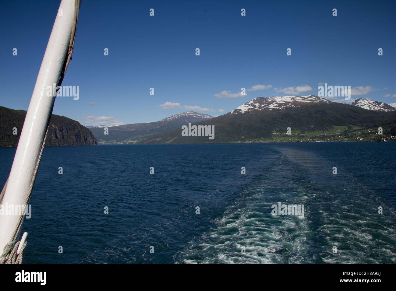 Réveillez-vous de la Cunard Liner Queen Mary 2 dans le Nordfjorden, Norvège.Des montagnes enneigées au loin.Comté de Sogn og Fjordane. Banque D'Images