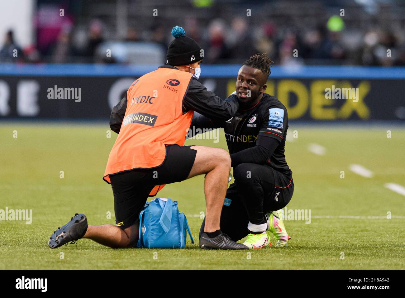 LONDRES, ROYAUME-UNI.28 novembre 2021.Rotimi Segun de Saracens (à droite) a été blessé lors du match de rugby Gallagher Premiership Round 9 entre Saracens vs sale Sharks au stade Twickenham Stoop, le dimanche 28 novembre 2021.LONDRES, ANGLETERRE.Credit: Taka G Wu/Alay Live News Banque D'Images