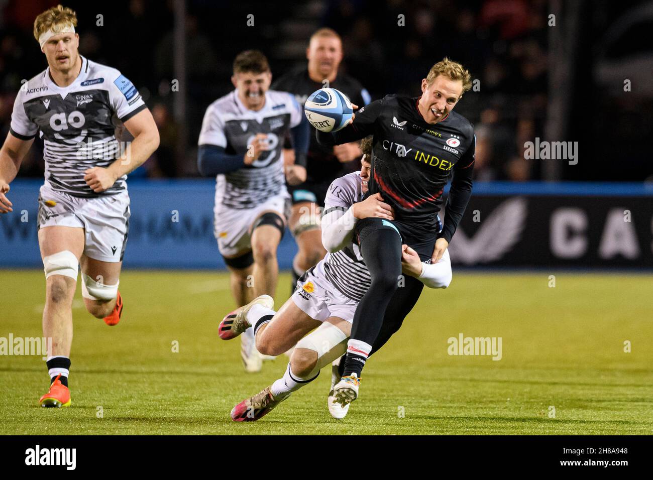 LONDRES, ROYAUME-UNI.28 novembre 2021.Max Malins de Saracens est affronté lors du match de rugby Gallagher Premiership Round 9 entre Saracens vs sale Sharks au stade Twickenham Stoop, le dimanche 28 novembre 2021.LONDRES, ANGLETERRE.Credit: Taka G Wu/Alay Live News Banque D'Images