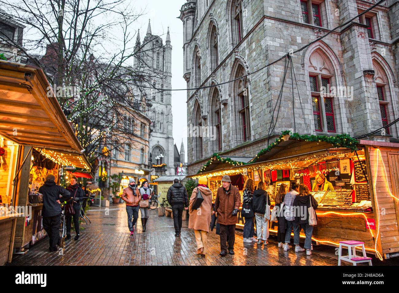 Marché de Noël de Gand dans le centre-ville avec le beffroi de Gand, Gand (  Gent ), Belgique Europe Photo Stock - Alamy