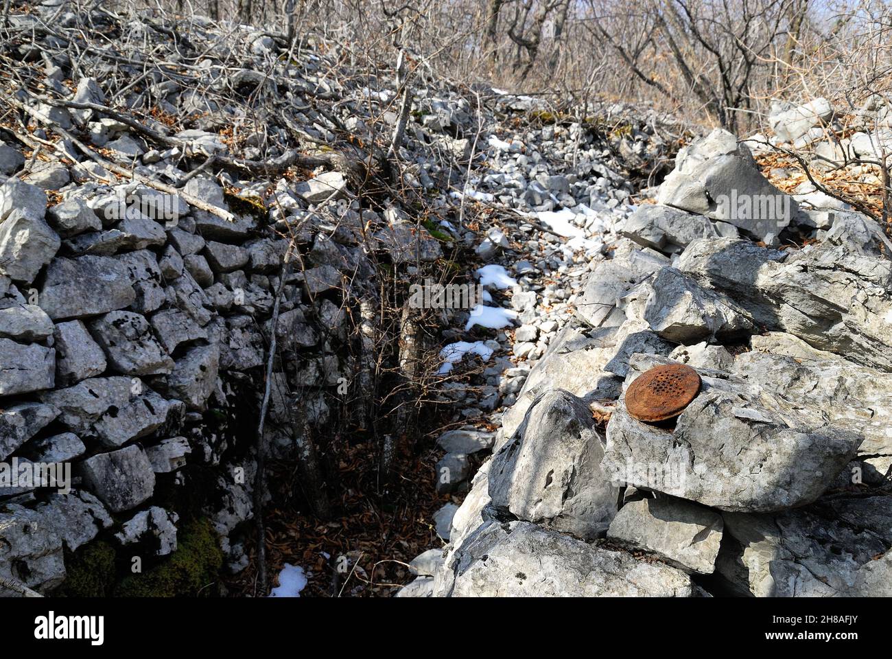 Friuli Venezia Giulia, Italie.Le plateau de Karst par Trieste.Le mont Hermada (Grmada en slovène) est une colline basse à la frontière entre l'Italie et la Slovénie.Au cours de la première Guerre mondiale, c'était un rempart inexpugnable de l'armée austro-hongroise, qui défendait Trieste de son sommet.Une tranchée en pierre. Banque D'Images