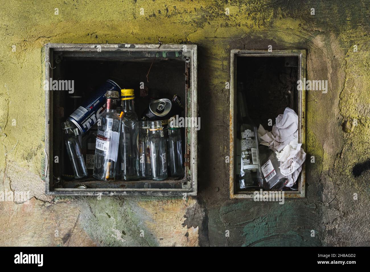 Lublin, Pologne - 13 février 2021 : bouteilles d'alcool vides laissées dans la maison Banque D'Images