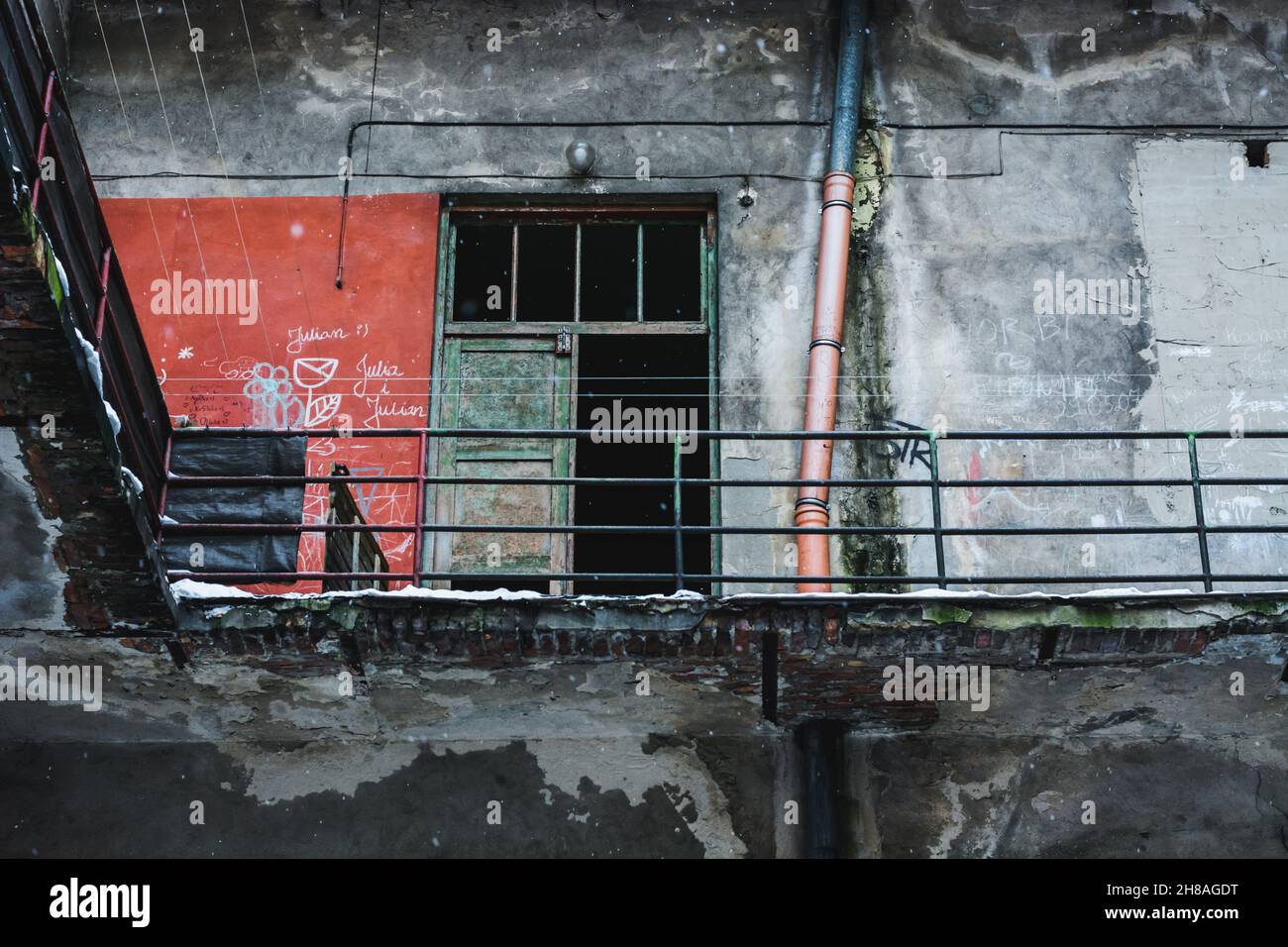 Lublin, Pologne - 13 février 2021 : ancienne maison de location dans la rue Rybna en hiver Banque D'Images