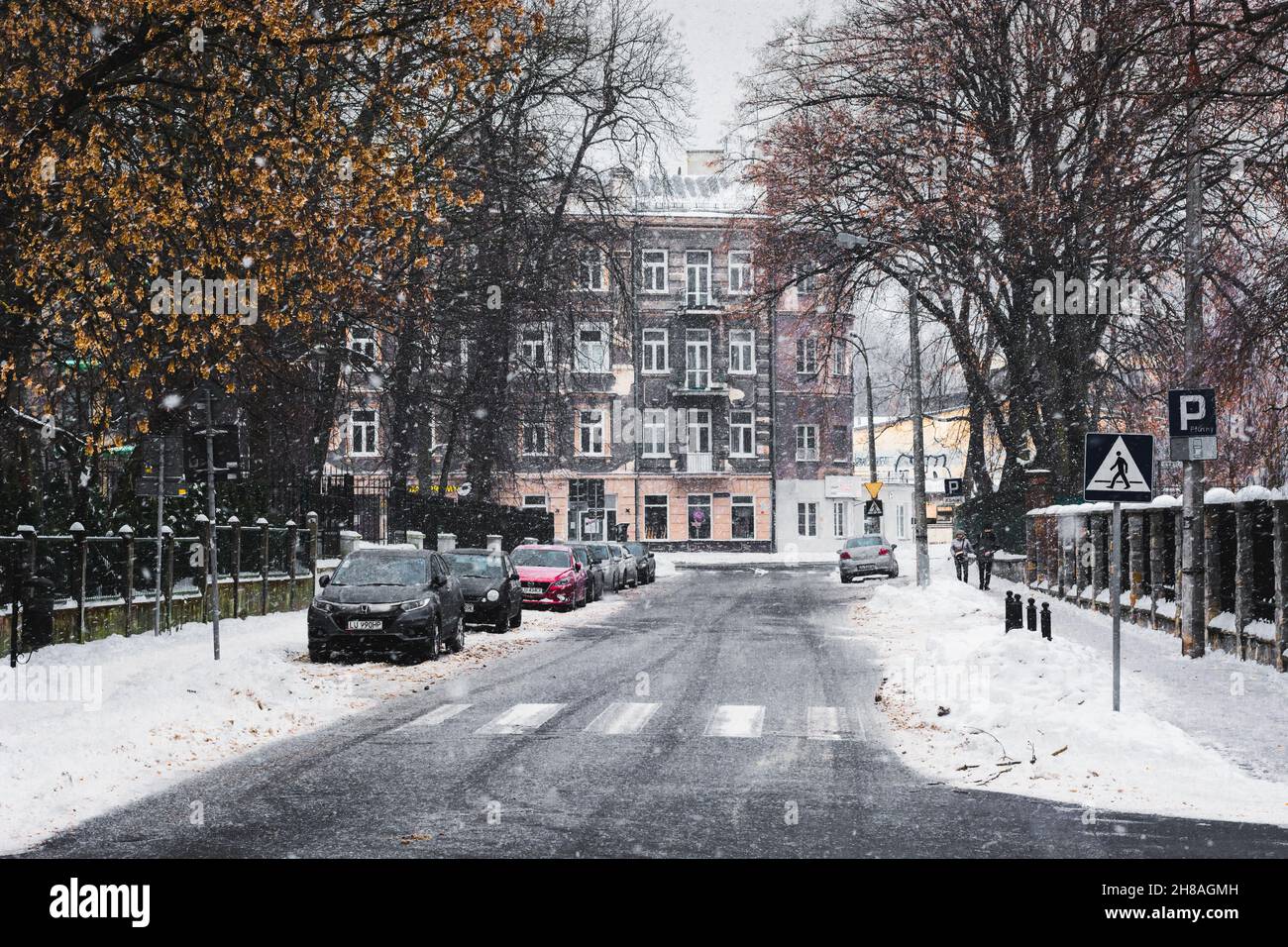 Lublin, Pologne - 13 février 2021 : rue Zolnierzy Niepodleglej en hiver pendant la neige Banque D'Images