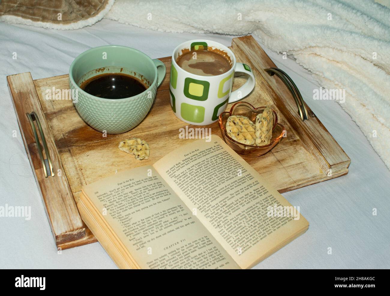 Un week-end agréable avec café, petits gâteaux et réservation au lit. Banque D'Images