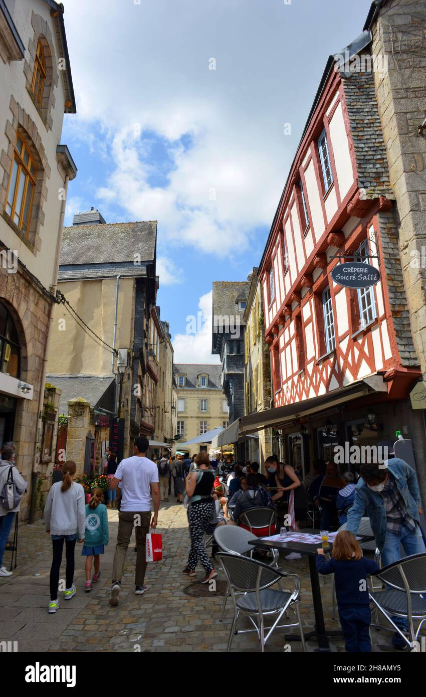 Quimper, France, la vieille rue de la ville bondée de gens Banque D'Images