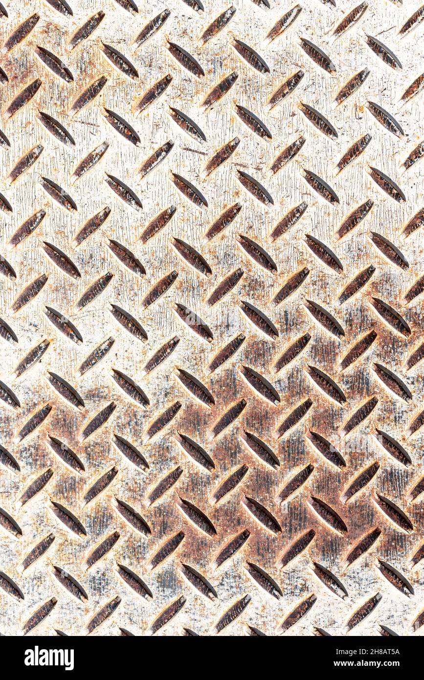 Plaque métallique de trottoir comme arrière-plan avec un motif zigzag rouillé Banque D'Images