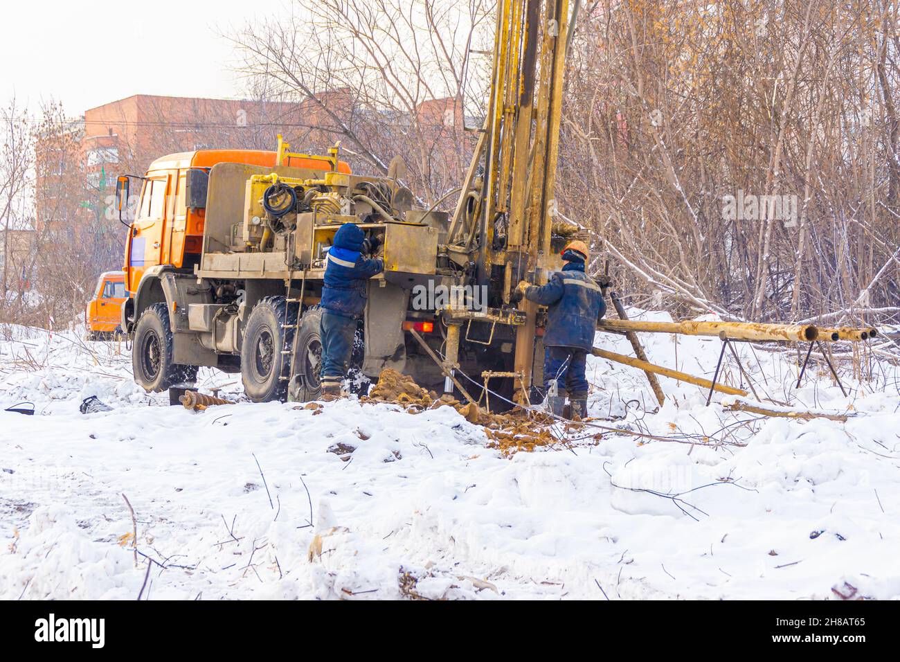 Avant le début de la construction, les études géologiques de la structure et de la profondeur de la congélation du sol sont effectuées à l'aide de la méthode de forage sélective Banque D'Images