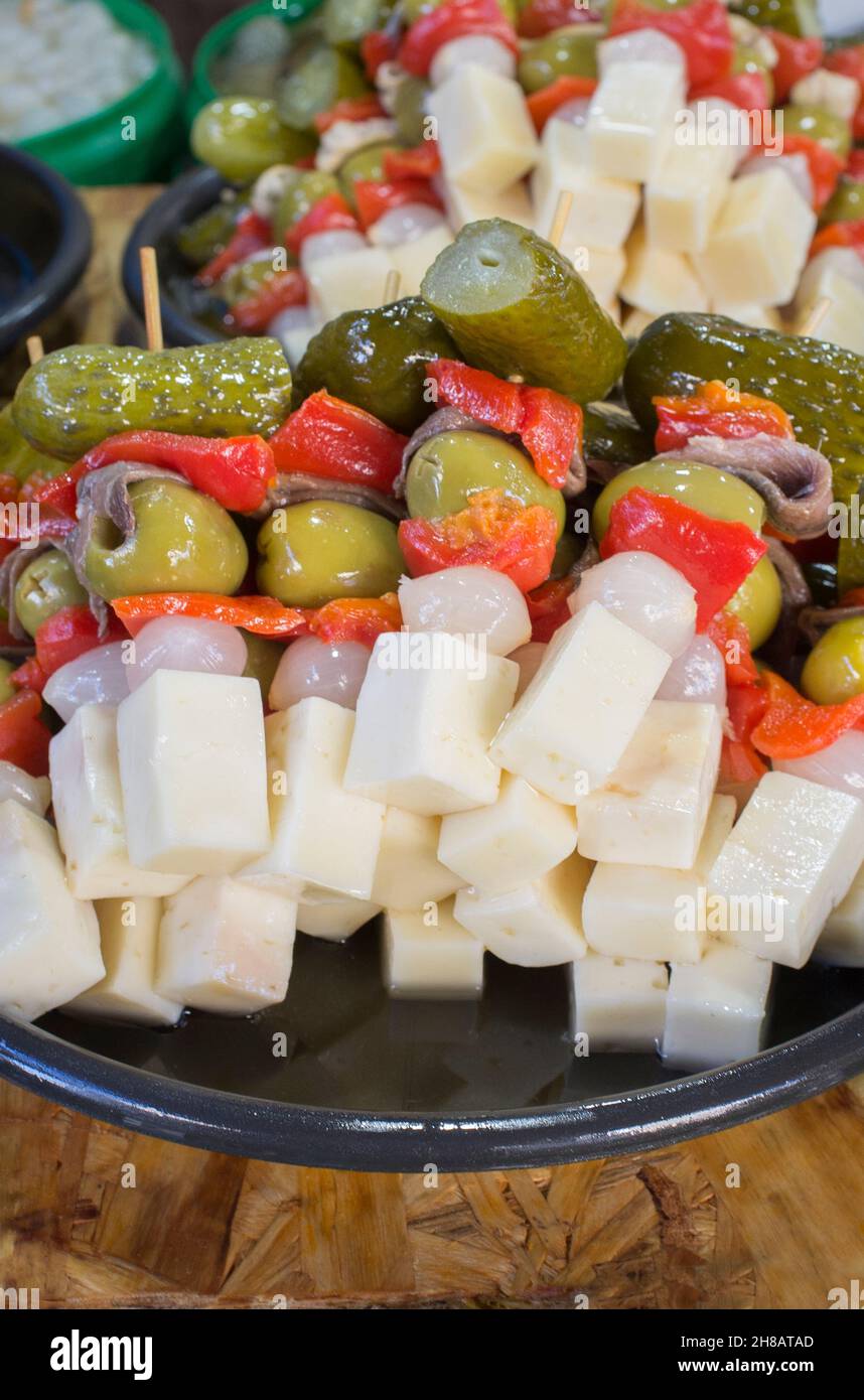 Hors-d'œuvre brodés ou banderillas espagnols.Délicieuses brochettes de thon Banque D'Images