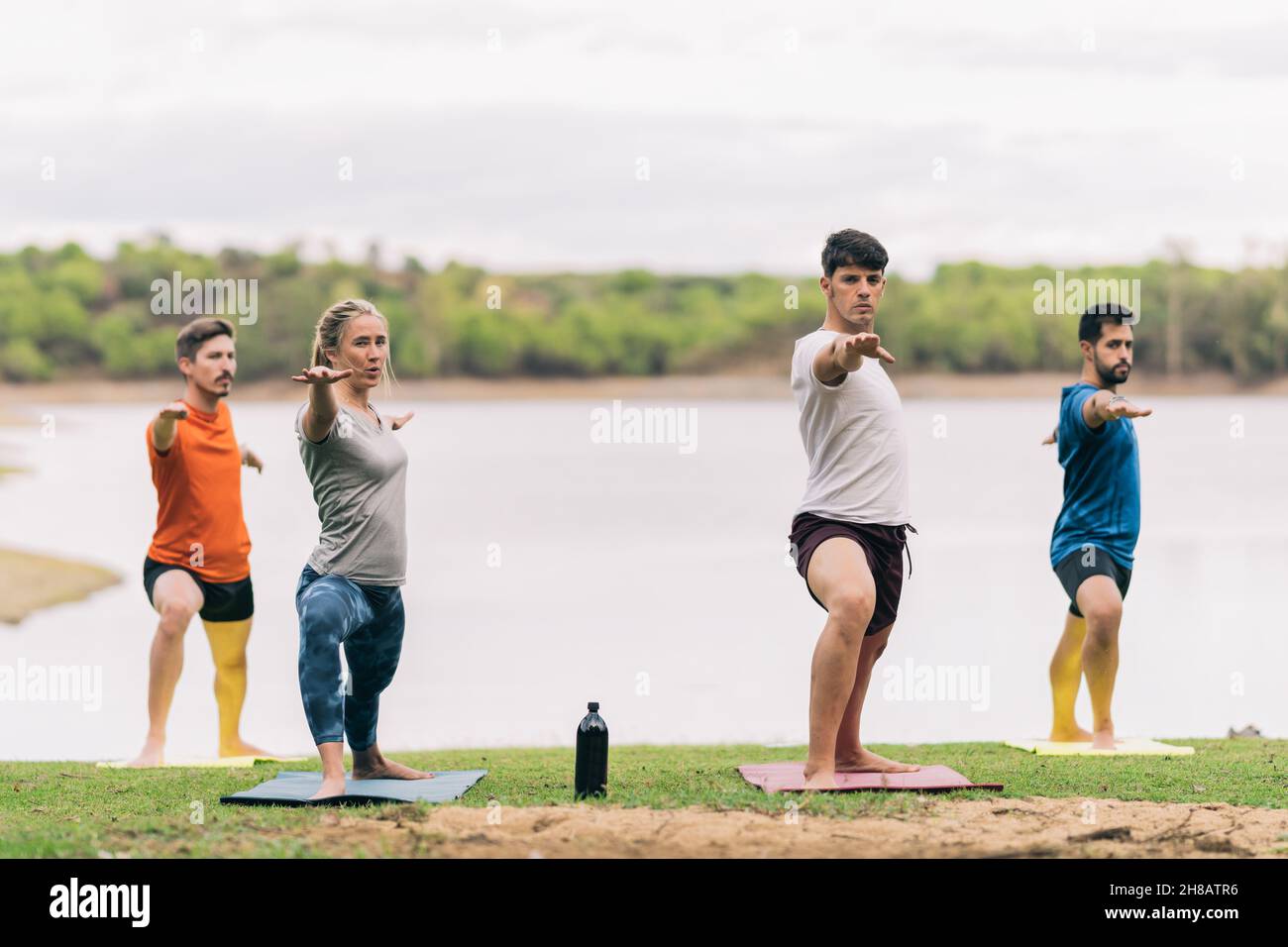 Cours de yoga sur un lac Banque D'Images