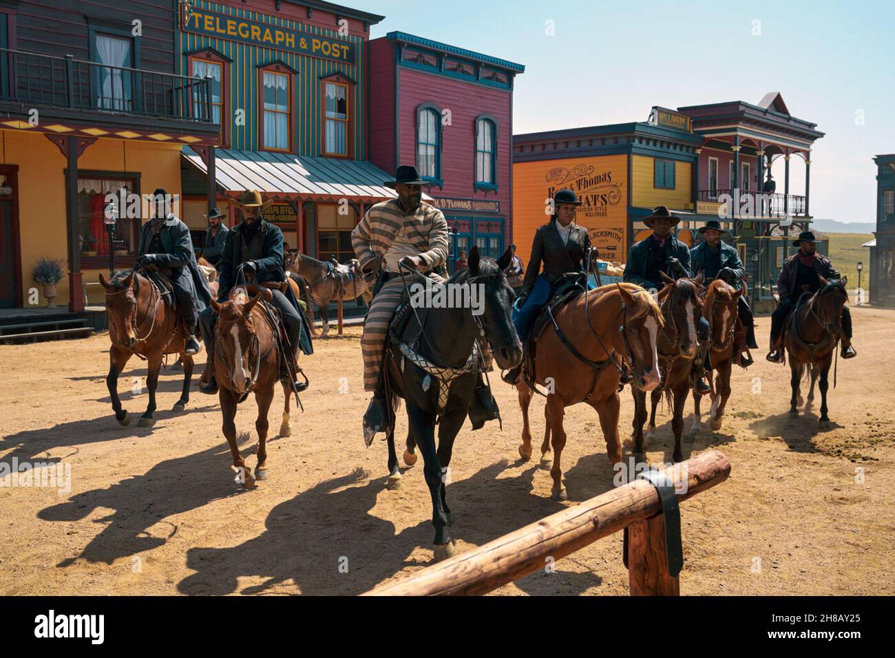 Plus ils tomberont fort, plus un film américain révisionniste occidental réalisé en 2021 par Jeymes Samuel, qui a co-écrit le scénario avec Boaz Yakin.Les stars de cinéma Jonathan Majors, Idris Elba, Zazie Beetz, Regina King, Delroy Lindo,Lakeith Stanfield, RJ Tyler, Danielle Deadwyler, EDI Gathegi et Deon Cole.Cette photographie est à usage éditorial exclusif et est le droit d'auteur de la compagnie de film et/ou le photographe assigné par la compagnie de film ou de production et ne peut être reproduite que par des publications en conjonction avec la promotion du film ci-dessus.Un crédit obligatoire pour la société de cinéma est requis.T Banque D'Images