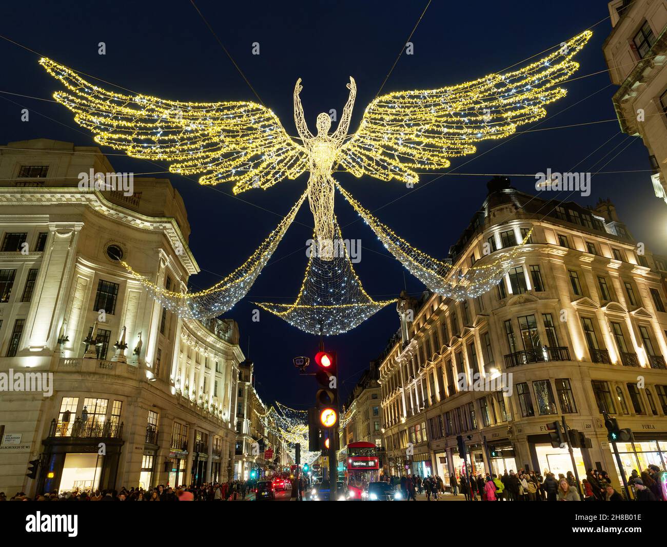 Découvrez les décorations de Noël de l'ange la nuit dans Regent Street Londres 2021 Banque D'Images