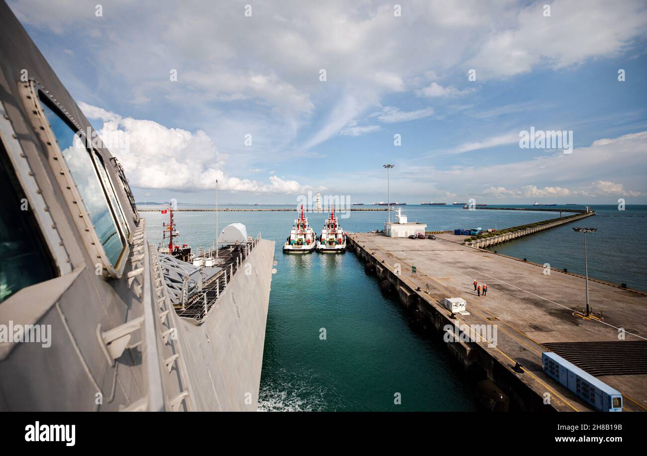 211125-N-LI768-1079 BASE NAVALE DE CHANGI, Singapour (nov25, 2021) – le navire de combat littoral variante Independence USS Tulsa (LCS 16) arrive à la base navale de Changi, à Singapour.Tulsa, qui fait partie de l'escadron Destroyer (DESRON) 7, est sur un déploiement rotatif, opérant dans la zone d'opérations de la 7e flotte des États-Unis pour améliorer l'interopérabilité avec les partenaires et servir de force de réaction prête à l'appui d'une région Indo-Pacifique libre et ouverte.(É.-U.Photo de la marine par le spécialiste des communications de masse 1er classe Devin M. Langer) Banque D'Images