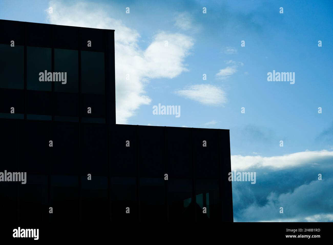 Ciel et silhouettes d'immeubles urbains à Montréal, Québec, Canada, vus de la section du Golden Square Mile de la ville. Banque D'Images