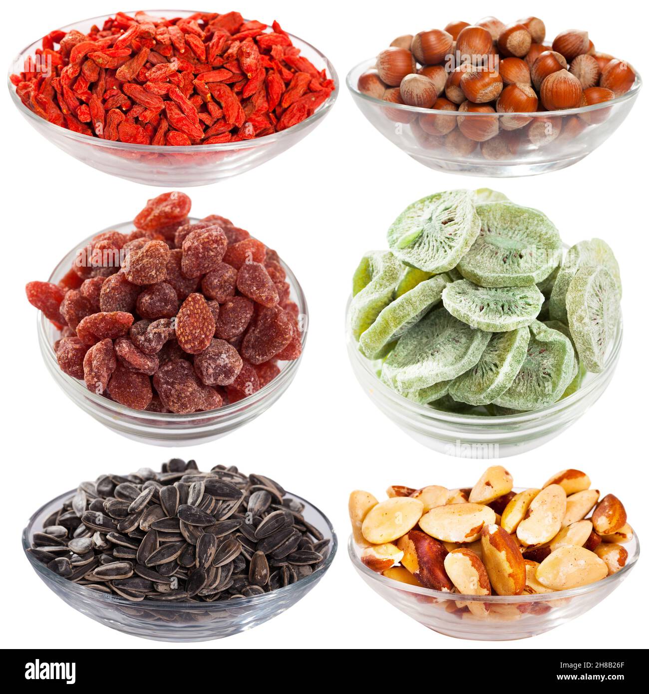 Plaques avec produits secs et en vrac diffrents isolés sur fond blanc Banque D'Images