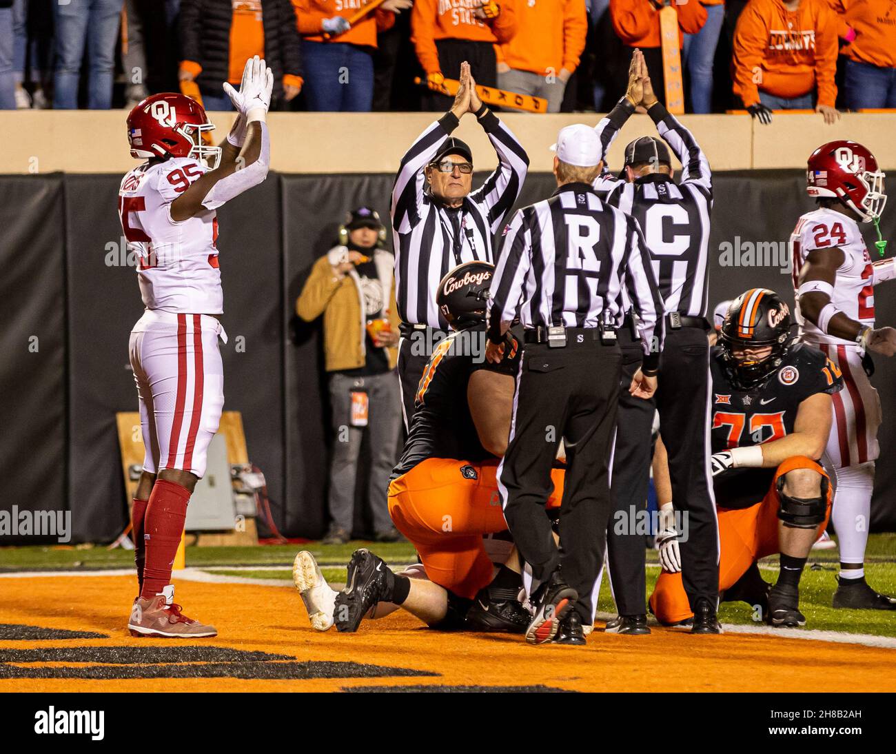 Stillwater, Oklahoma, États-Unis.27 novembre 2021.L'équipe spéciale des Oklahoma Sooners a forcé les Oklahoma State Cowboys à se protéger le samedi 27 novembre 2021 au stade Boone Pickens à Stillwater, Oklahoma.(Image de crédit : © Nicholas Rutledge/ZUMA Press Wire) Banque D'Images