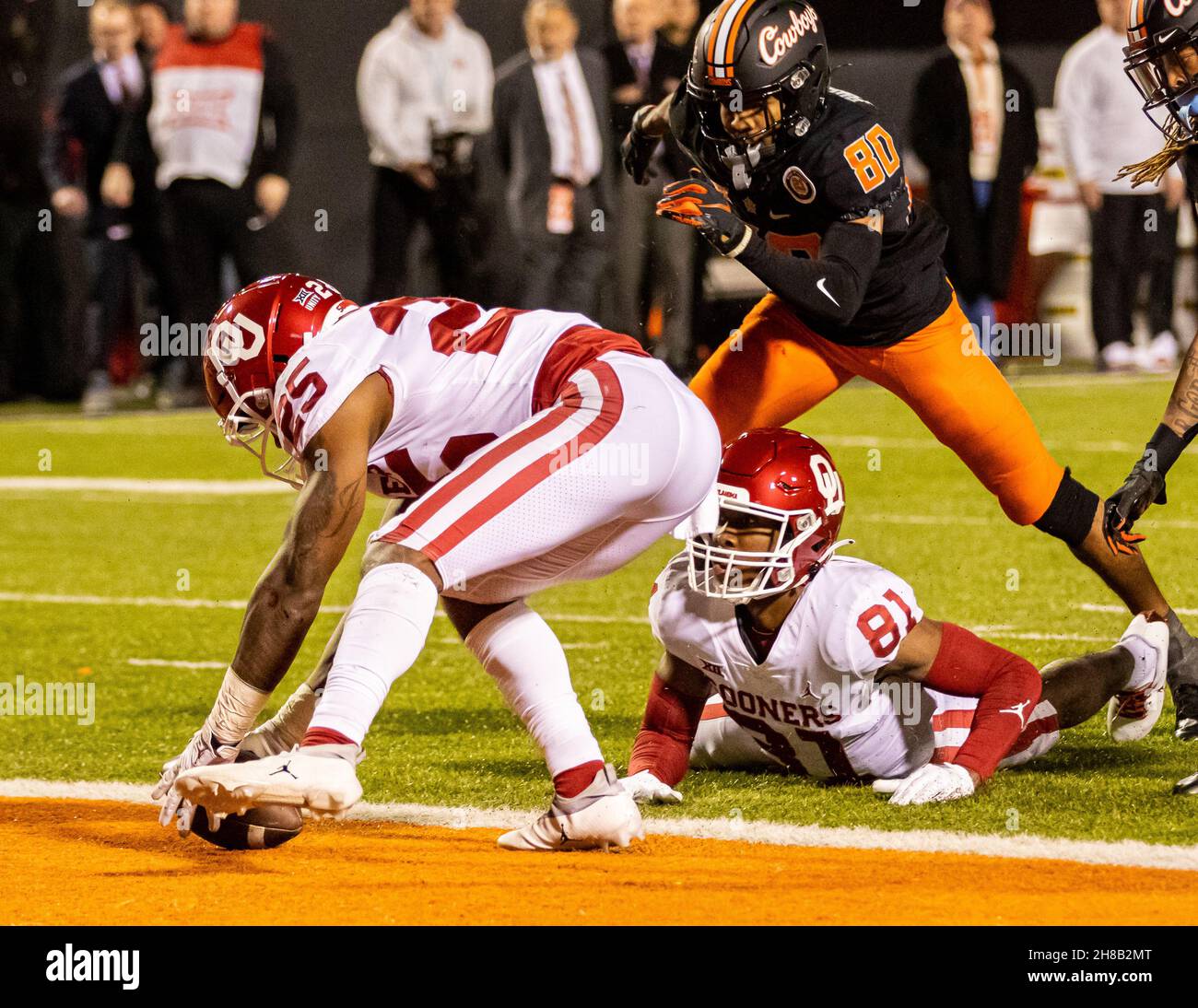 Stillwater, Oklahoma, États-Unis.27 novembre 2021.Sooners défensive back Justin Boiles (25) récupérer une fumble par le grand-récepteur des Cowboys de l'État d'Oklahoma Brennan Presley (80) pendant le match le samedi 27 novembre 2021 au stade Boone Pickens à Stillwater, Oklahoma.(Image de crédit : © Nicholas Rutledge/ZUMA Press Wire) Banque D'Images