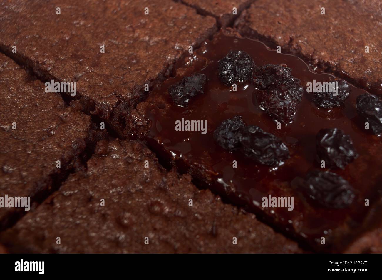 Brownies fraîchement cuites avec raisins secs sur papier ciré Banque D'Images