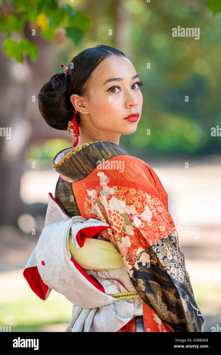 Portrait d'une femme portant un kimono debout dans le parc Banque D'Images