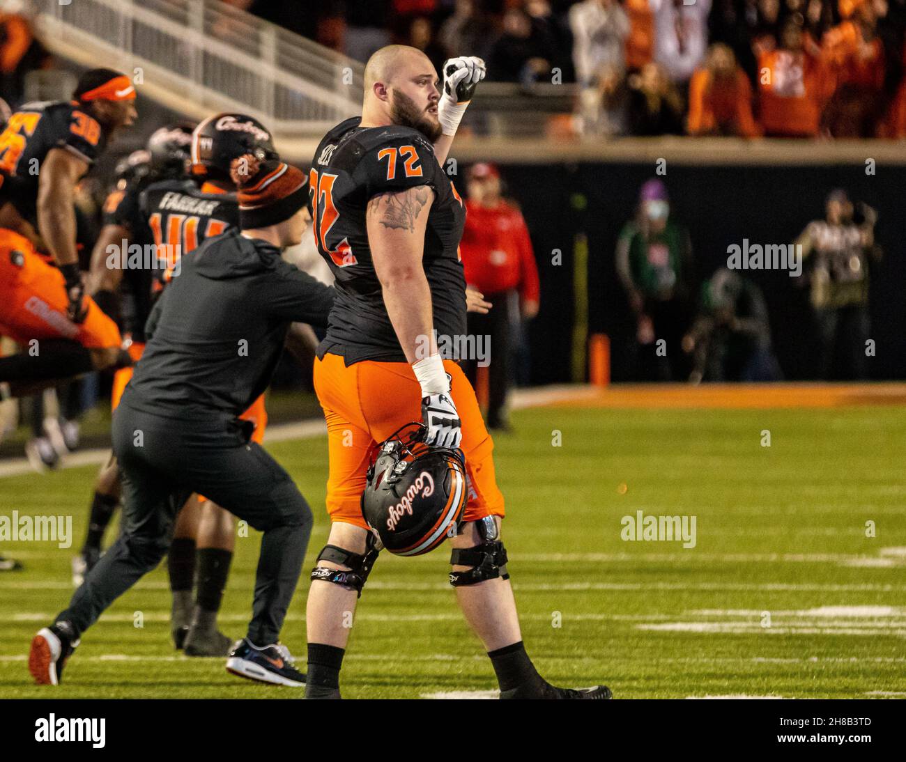 Stillwater, Oklahoma, États-Unis.27 novembre 2021.Josh Sills (72), un joueur de baseball offensif des Oklahoma State Cowboys, célèbre son équipe pour sa passion, qui est loin de vaincre les Oklahoma Sooners le samedi 27 novembre 2021 au stade Boone Pickens de Stillwater, Oklahoma.(Image de crédit : © Nicholas Rutledge/ZUMA Press Wire) Banque D'Images