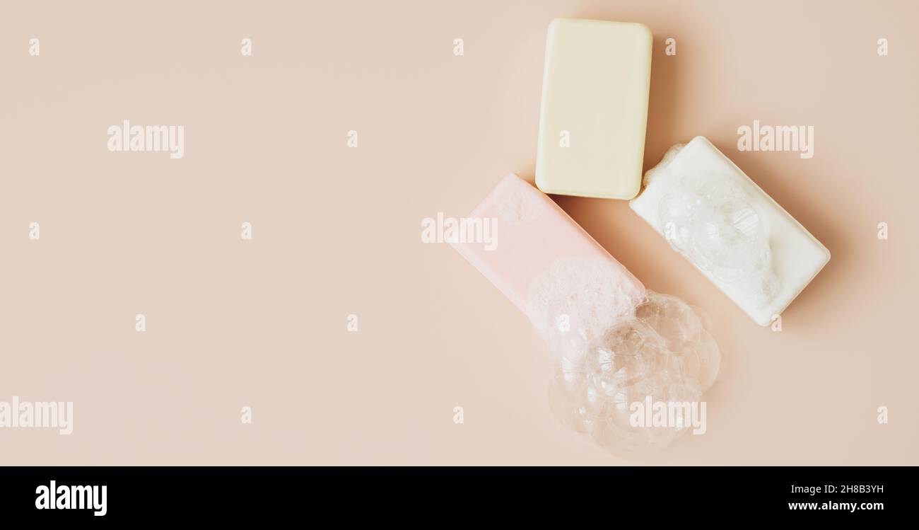Savon naturel bio fait à la main avec de grandes bulles de mousse sur fond pastel.Santé beauté produits naturels concept. Banque D'Images