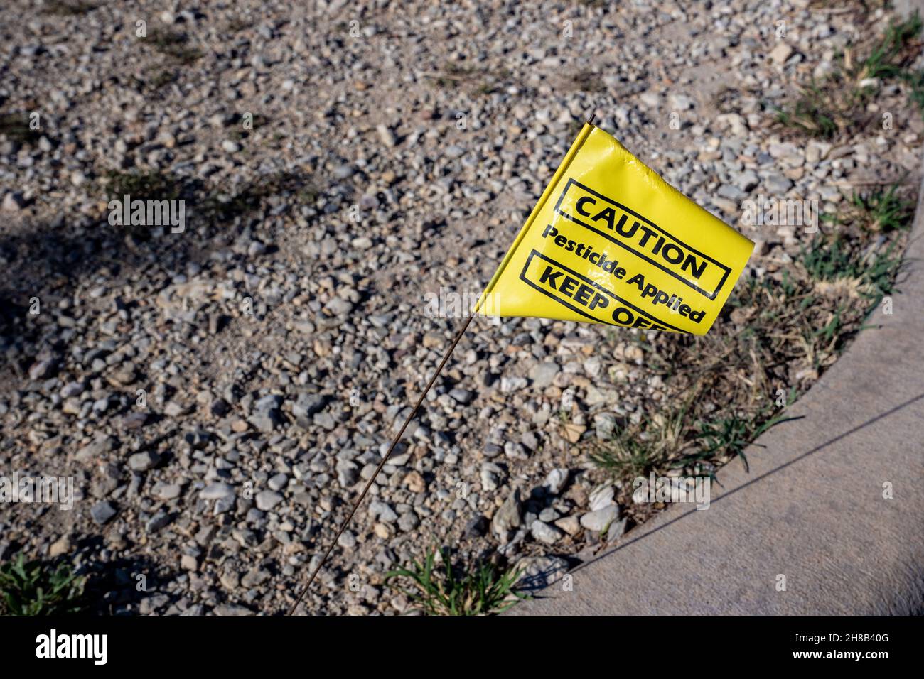 Drapeau jaune avec texte noir attention pesticide appliqué conserver Banque D'Images