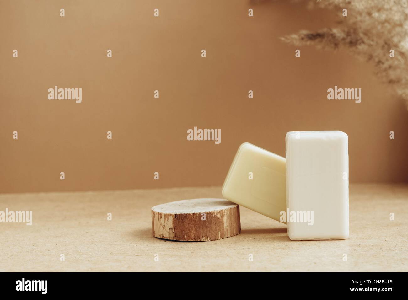 Barres de savon en matières premières naturelles fond beige.Cosmétiques biologiques concept santé spa cosmétiques naturels Banque D'Images