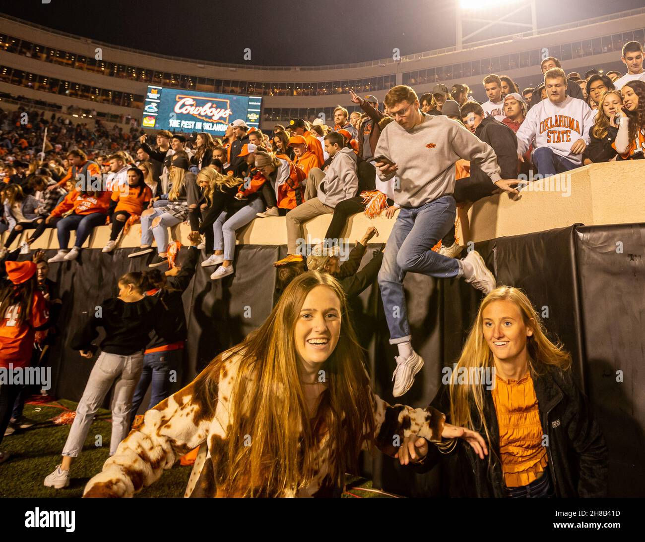 Stillwater, Oklahoma, États-Unis.27 novembre 2021.Les fans de cow-boy de l'État de l'Oklahoma se précipitent sur le terrain après la victoire de 37-33 sur les Oklahoma Sooners le samedi 27 novembre 2021 au stade Boone Pickens à Stillwater, Oklahoma.(Image de crédit : © Nicholas Rutledge/ZUMA Press Wire) Banque D'Images