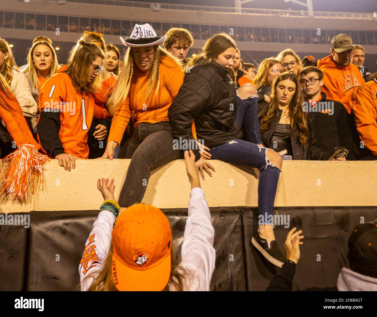 Stillwater, Oklahoma, États-Unis.27 novembre 2021.Les fans de cow-boy de l'État de l'Oklahoma se précipitent sur le terrain après la victoire de 37-33 sur les Oklahoma Sooners le samedi 27 novembre 2021 au stade Boone Pickens à Stillwater, Oklahoma.(Image de crédit : © Nicholas Rutledge/ZUMA Press Wire) Banque D'Images