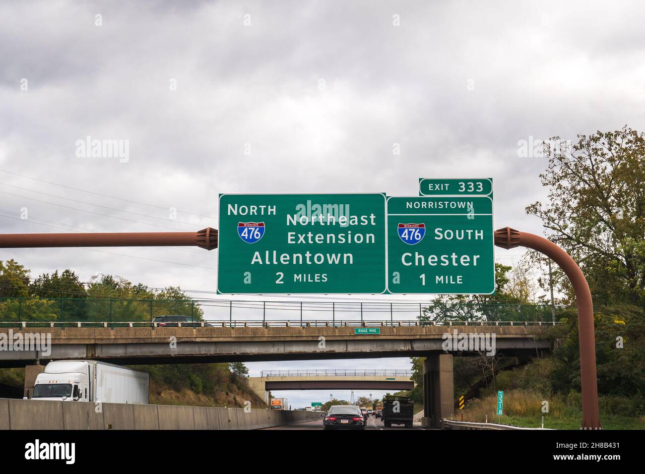 Plymouth Meeting, PA - 27 octobre 2021 : les panneaux routiers sur l'autoroute à péage de Pennsylvanie indiquent la sortie vers le Northeast extension et Allentown, ou 476 South Banque D'Images