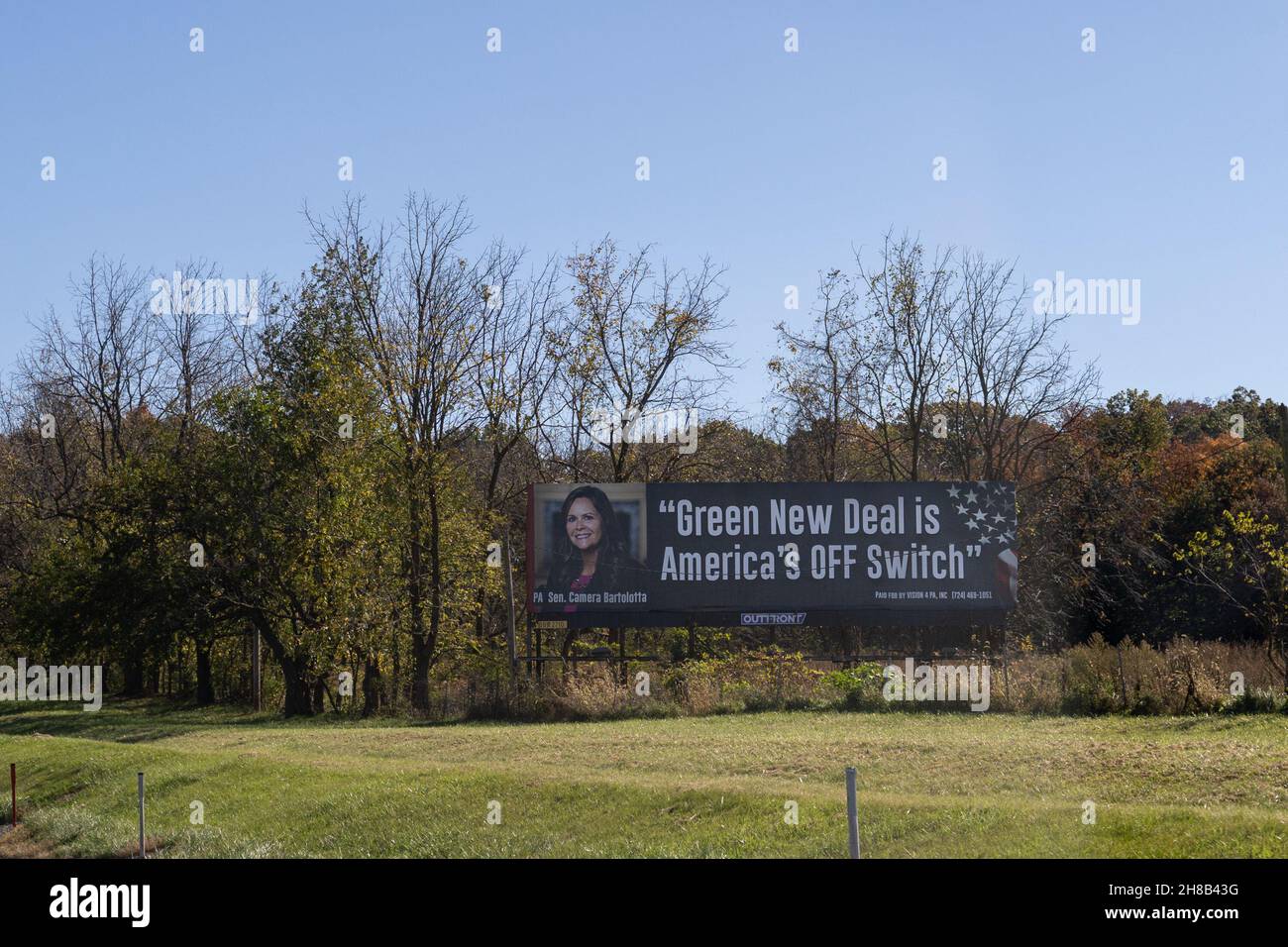 Carlisle, PA - 27 octobre 2021 : panneau « Green New Deal is America's OFF switch » sur la route 76 Pennsylvania Turnpike. Banque D'Images