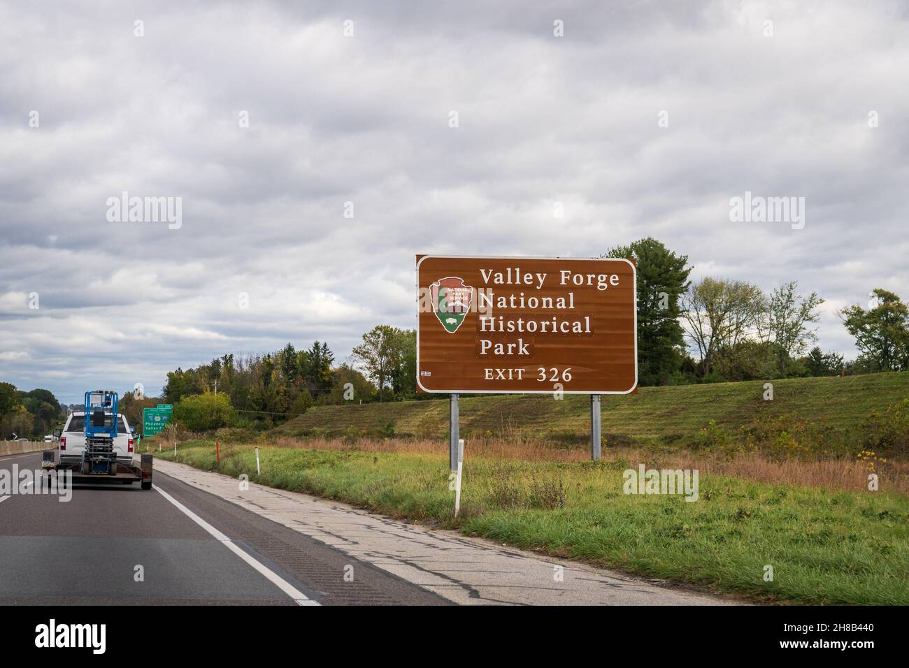 Wayne, PA - 27 octobre 2021 : le panneau sur l'autoroute à péage de Pennsylvanie indique la sortie pour le parc historique national de Valley Forge. Banque D'Images