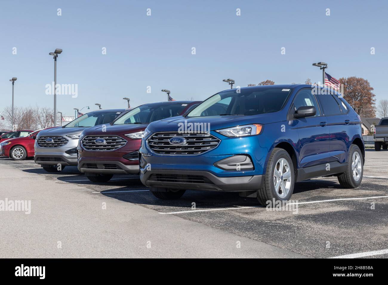 Fishers - Circa novembre 2021 : exposition de vus Ford Edge à un concessionnaire.Ford vend des véhicules utilitaires sport traditionnels à essence, électriques et hybrides. Banque D'Images