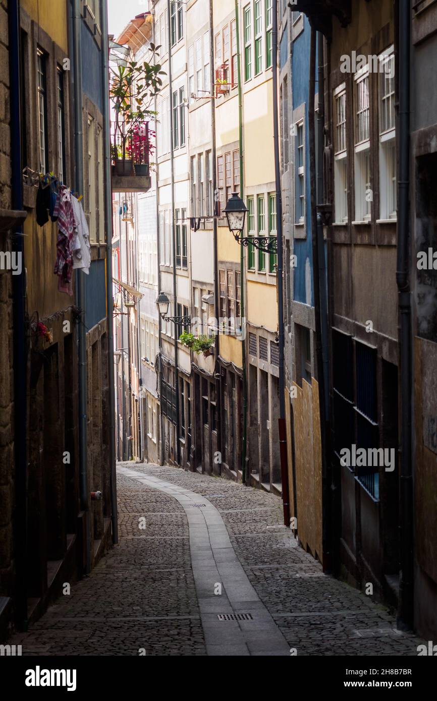 Rue traditionnelle dans le centre du vieux Porto, Portugal Banque D'Images