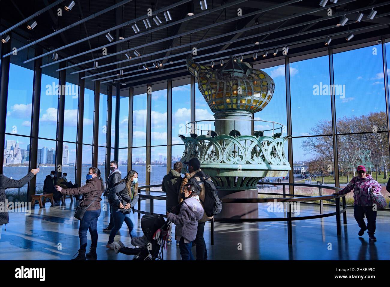 New York City, États-Unis - 16 novembre 2021 : le musée de Liberty Island présente la torche originale de la Statue de la liberté Banque D'Images