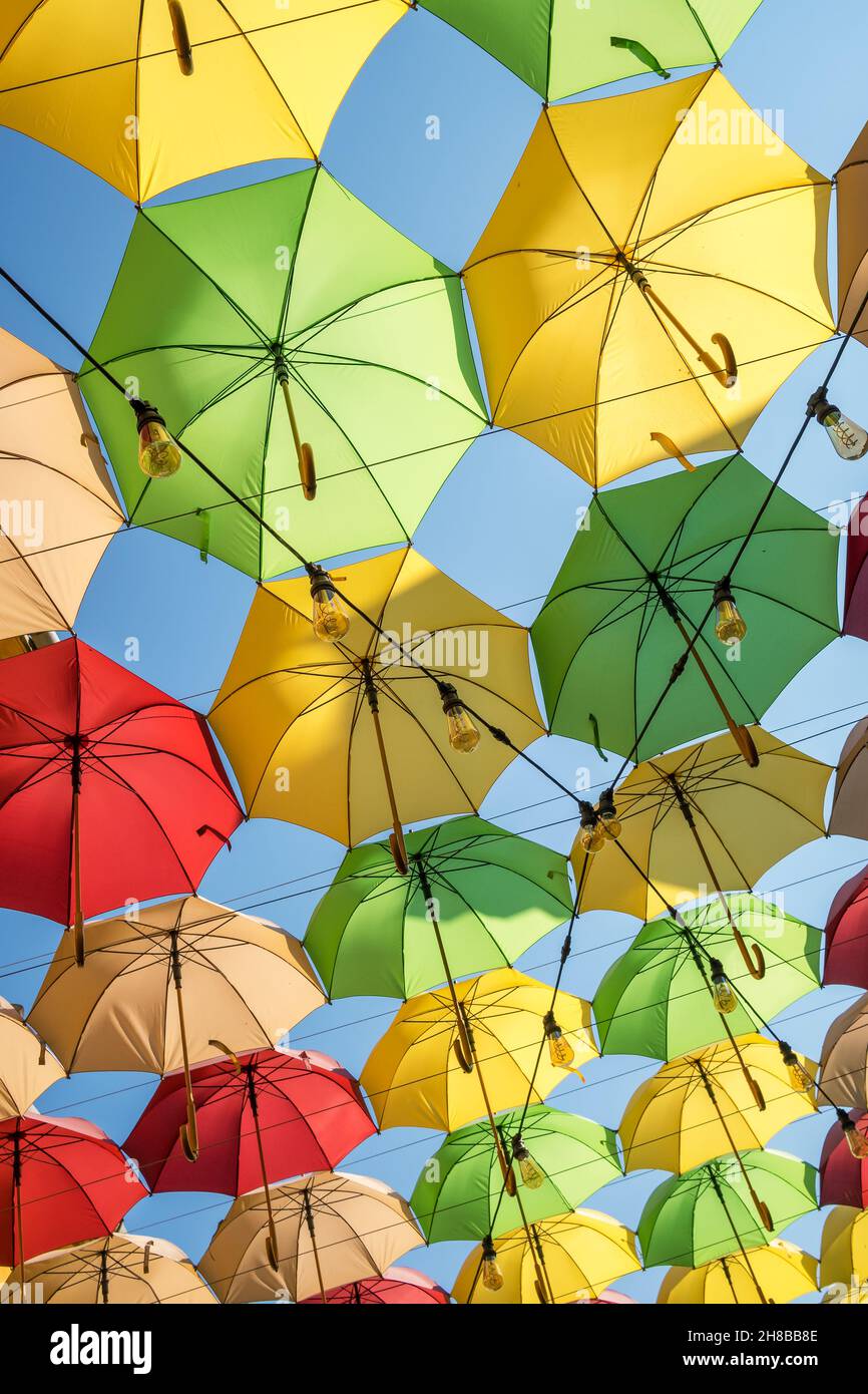Toit de parasols coloré sur la rue de la ville Banque D'Images
