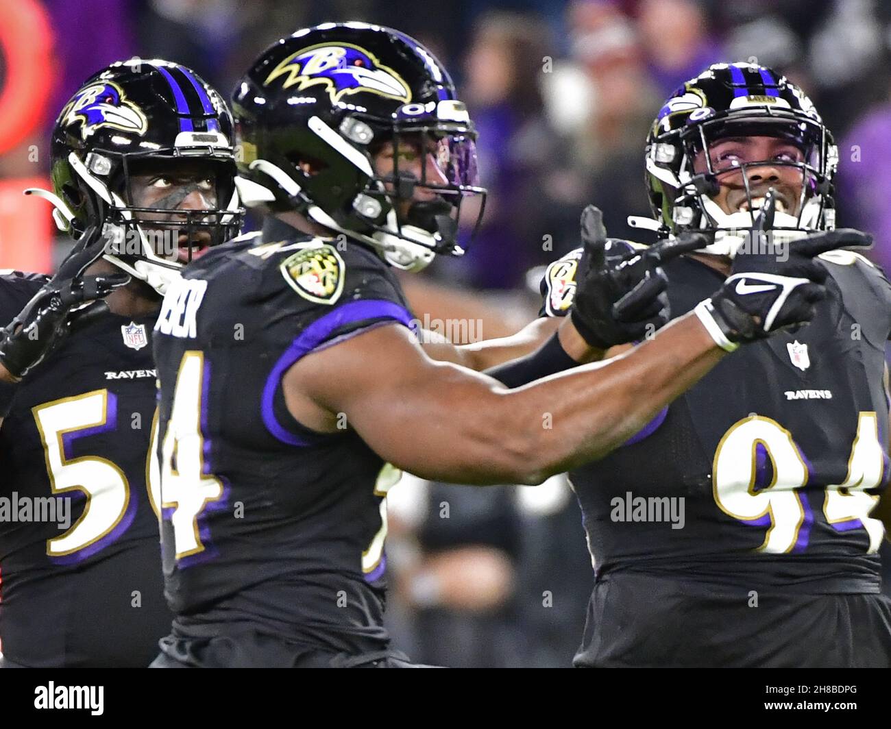 Baltimore, États-Unis.29 novembre 2021.Les défenseurs des Baltimore Ravens Tyus Bowser (C), Justin Houston (L) et Isaiah Mack (R) célèbrent après avoir arrêté un match offensant des Cleveland Browns pendant la seconde moitié au stade M&T Bank à Baltimore, Maryland, le dimanche 28 novembre 2021. A battu Cleveland 16-10.Photo de David Tulis/UPI crédit: UPI/Alay Live News Banque D'Images