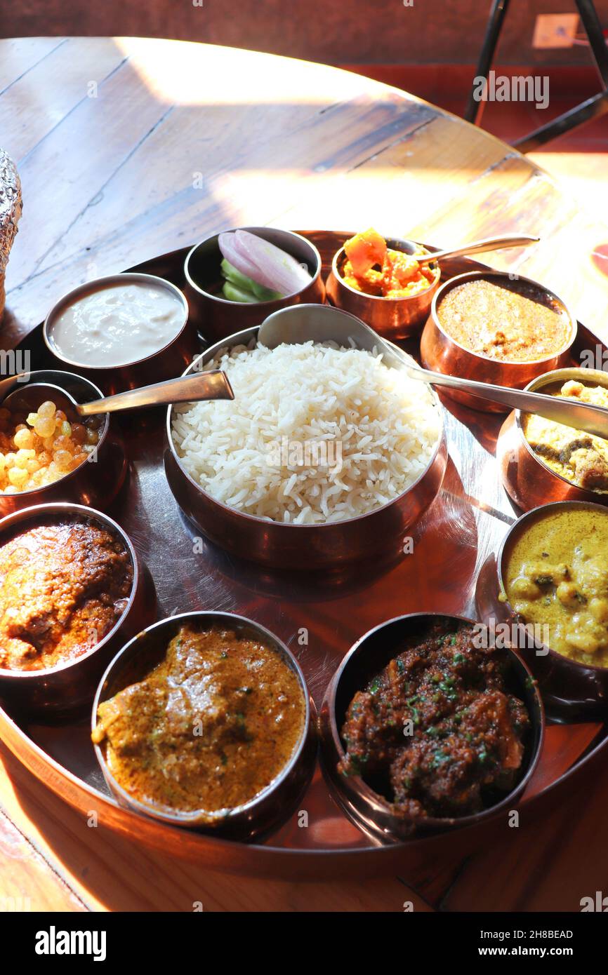 Dham - cuisine traditionnelle de l'Himachal Pradesh.Himachali kangri dham thali comprend Kaddu ka khatta, Chane ka Madra, sepu vadi, maash dal, Rajma,salade. Banque D'Images