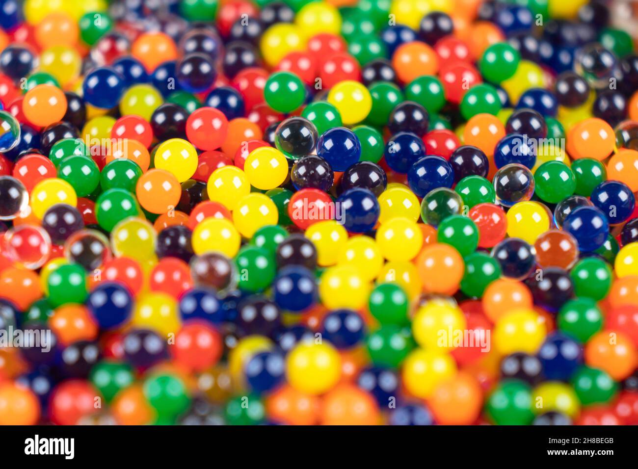 Texture d'arrière-plan des boules de plastique colorées.Macro prise de vue abstraite sphères colorées arrière-plan.Motif boules multicolores en gros plan Banque D'Images
