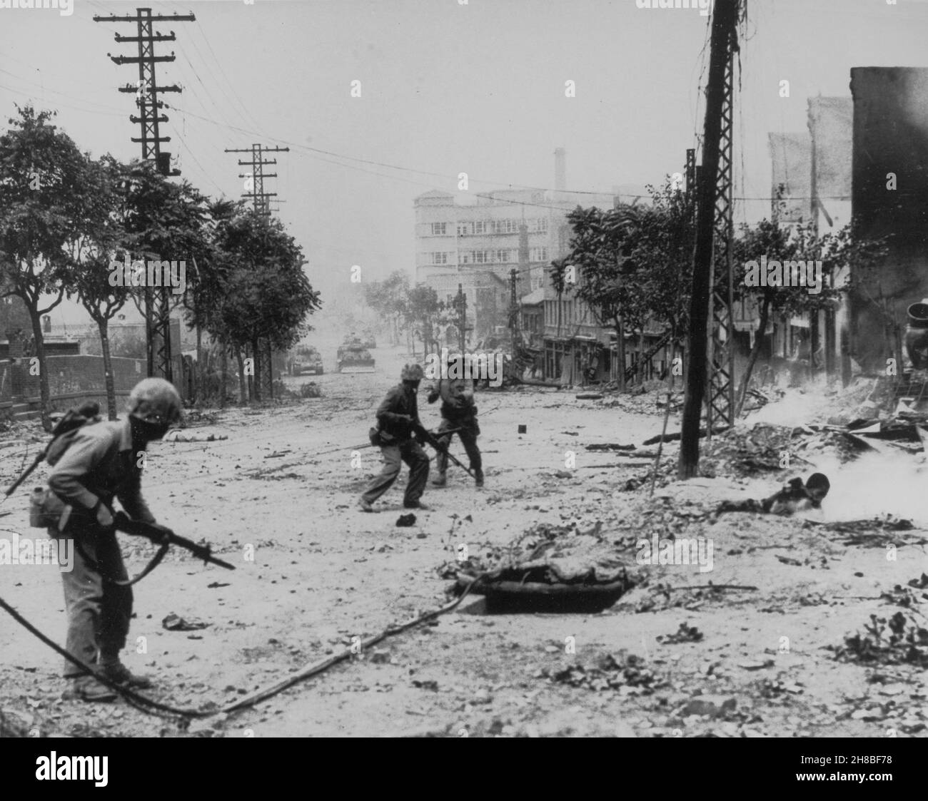 SÉOUL, CORÉE - 20 septembre 1950 - les Marines américains se battent dans les rues de Séoul, en Corée. Pendant la deuxième bataille de Séoul (dans le cadre de la bataille d'Incheon Banque D'Images