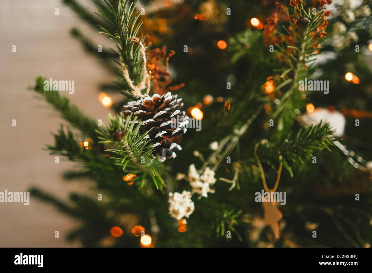 Magnifique arbre de Noël décoré avec des cônes de pin.Motif bohémien.Gros plan. Banque D'Images