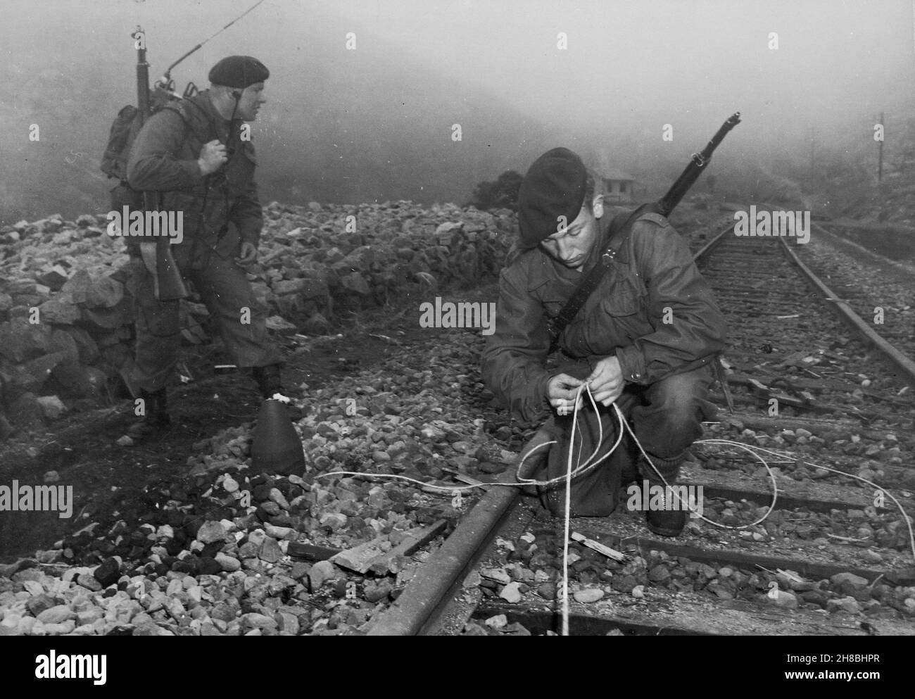 PRÈS de SONGJIN, CORÉE - 10 avril 1951 - les troupes britanniques de 41 l'usine de Commando Royal Marines charge la démolition le long des voies ferrées de l'ennemi approvisionnement lin Banque D'Images