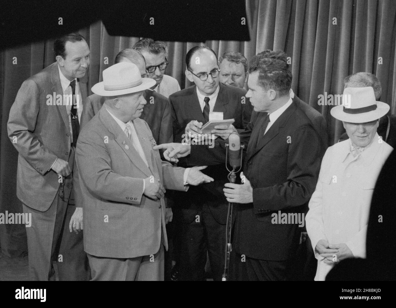 MOSCOU, RUSSIE - 24 juillet 1959 - Richard Nixon et Nikita Khrouchtchev discutant à l'exposition nationale américaine de Moscou, Russie en juillet 1959, il la Banque D'Images