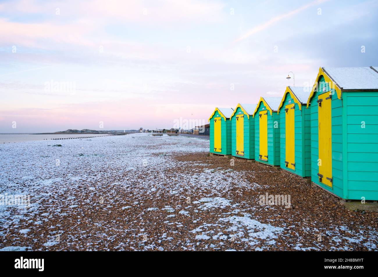 Littlehampton, West Sussex, Royaume-Uni.Lundi 29 novembre 2021.La plage de Littlehampton avec le reste de la neige après la chute de neige de la nuit dernière, sur une matinée froide et glaciale sur la côte sud.Crédit : Geoff Smith/Alamy Live News Banque D'Images