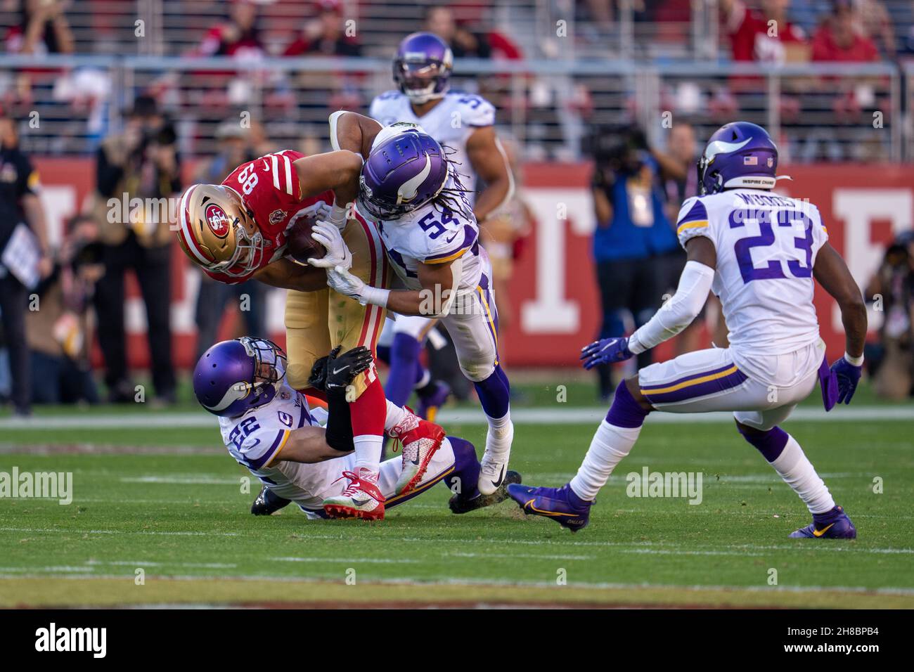 San Francisco 49ers Tight End Charlie Woerner (89) est abordé par la sécurité des Vikings du Minnesota Harrison Smith (22) et le lignebacker intermédiaire des Vikings du Minnesota Banque D'Images