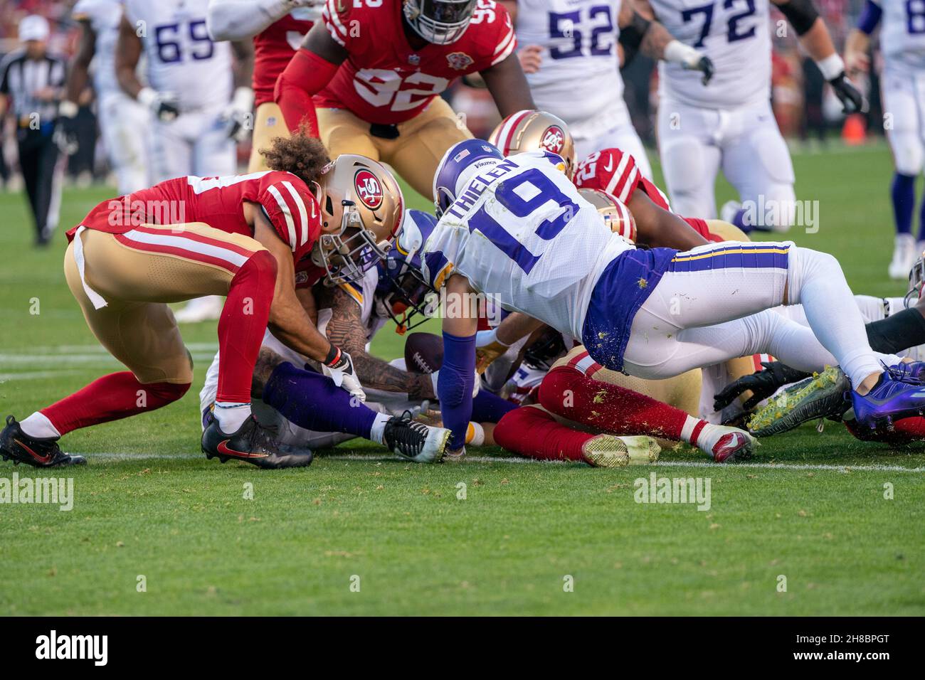Minnesota Vikings Tight End Tyler Conklin (83) récupère sa fumble au cours du quatrième trimestre contre les 49ers de San Francisco au cours du quatrième trimestre Banque D'Images