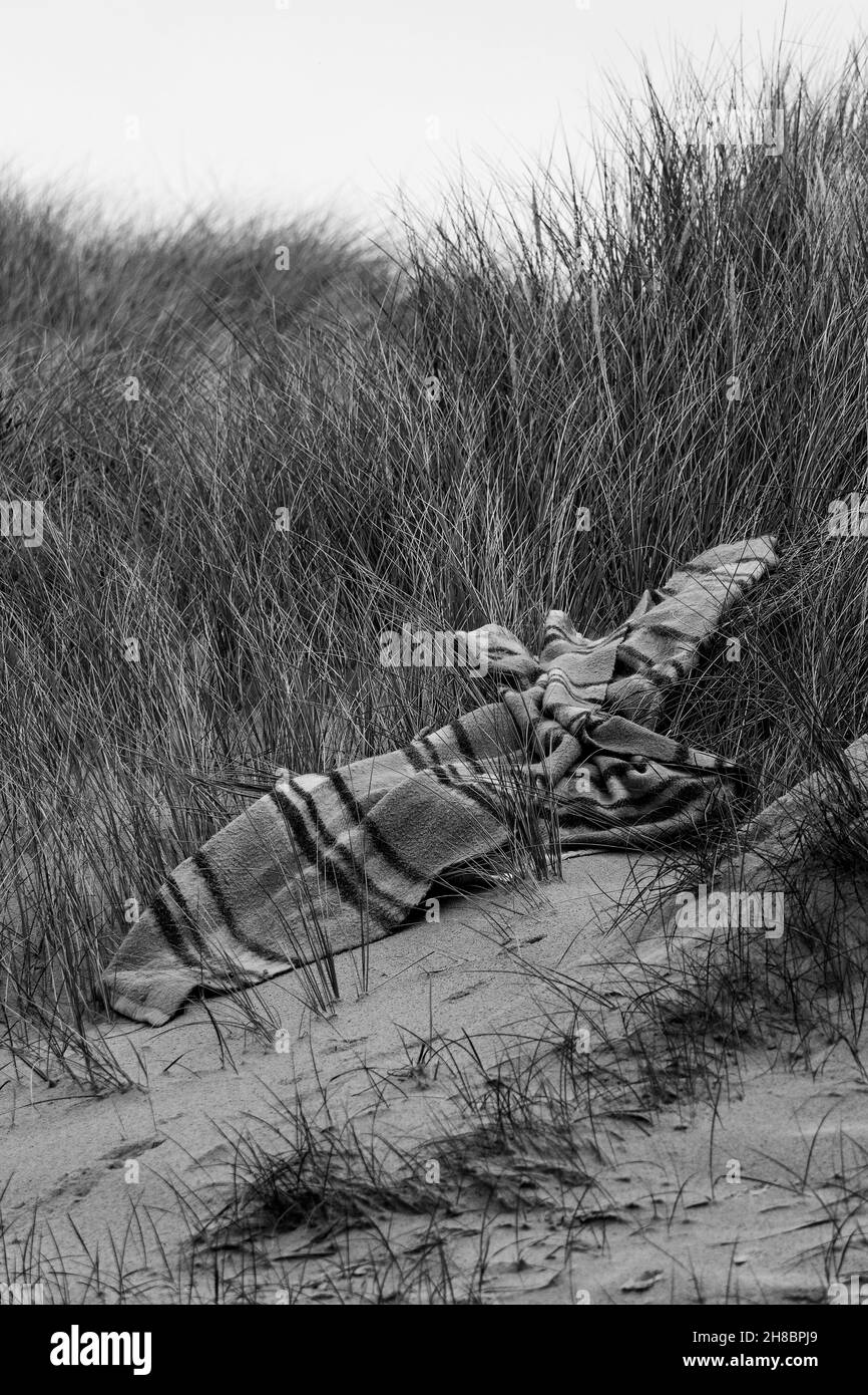 Couverture abandonnée dans les dunes de sable par un migrant, Berck sur Mer, pas de Calais, Picardie, Nord-Ouest de la France Banque D'Images